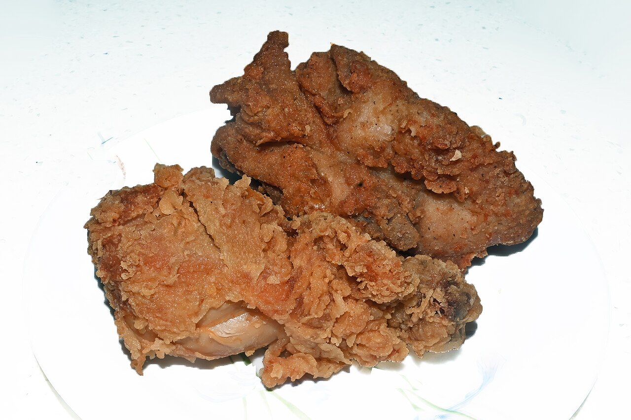 Un seau de pièces de poulet dorées JB Chicken